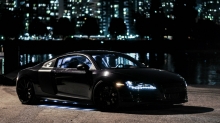 Голубая подсветка салона и порогов на черном Audi R8
